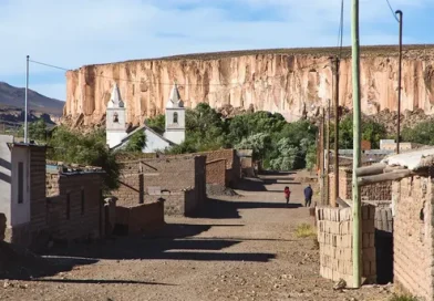 Turismo en el norte argentino: el pueblo jujeño que combina arte rupestre, cultura y paisajes únicos