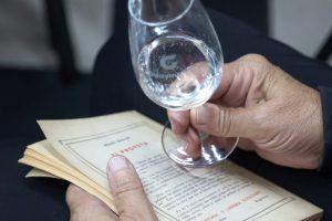 Las letras y el espumante se fusionaron para una experiencia única en la Biblioteca Almafuerte