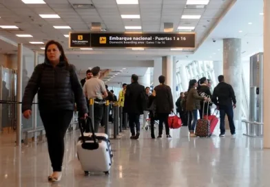 Aerolíneas Argentinas eliminó el equipaje de mano incluido en su pasaje base: desde cuándo rige y cuánto costará
