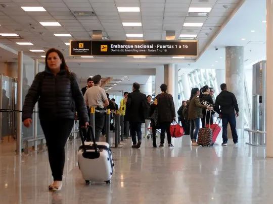 Aerolíneas Argentinas eliminó el equipaje de mano incluido en su pasaje base: desde cuándo rige y cuánto costará