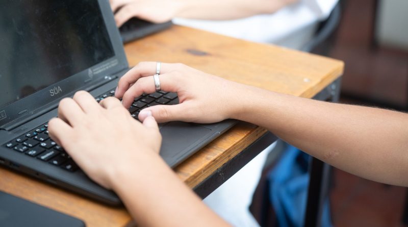 Educación lanza el curso Infancias y Adolescencias en Entornos Digitales