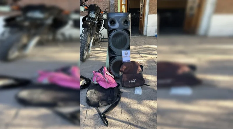 Una pareja de jóvenes fue detenida tras robar un parlante de una vivienda en Rivadavia