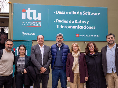 Ulpiano Suarez visitó la Feria de Emprendimientos Tecnológicos del ITU