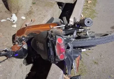 Un motociclista muerto y una mujer gravemente herida tras chocar contra un árbol