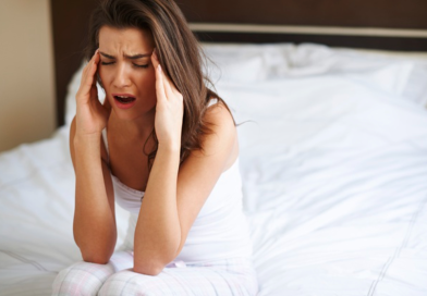 Dolores de cabeza al despertar: el origen, cómo tratarlos y qué hábitos adoptar para prevenirlos