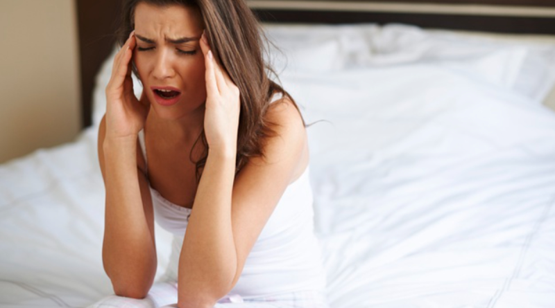 Dolores de cabeza al despertar: el origen, cómo tratarlos y qué hábitos adoptar para prevenirlos