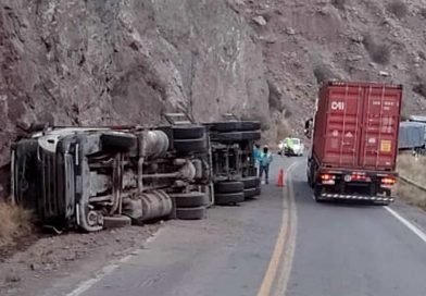 Vuelco de camión en Ruta 7 provoca tránsito reducido en la zona