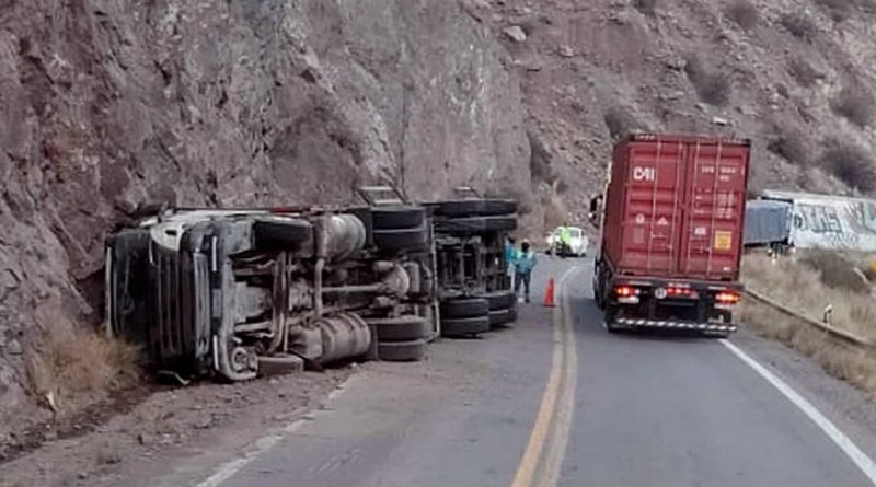 Vuelco de camión en Ruta 7 provoca tránsito reducido en la zona