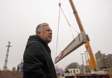 Cornejo destacó el avance del nuevo puente Luján-Perdriel durante el inicio del montaje de su estructura principal