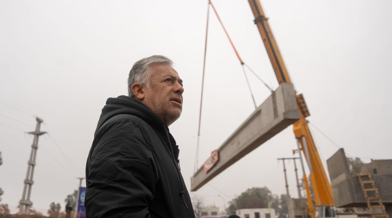 Cornejo destacó el avance del nuevo puente Luján-Perdriel durante el inicio del montaje de su estructura principal
