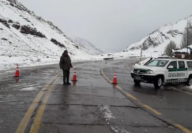 Con temperaturas de -12 grados y fuertes nevadas, permanecen cerrados los pasos a Chile