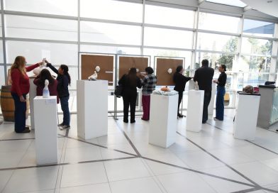 Arte adaptado: personas con discapacidad visual apreciaron las obras de Mumi Bilen en el Hotel Hilton