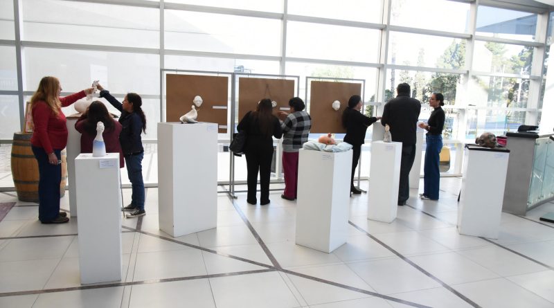 Arte adaptado: personas con discapacidad visual apreciaron las obras de Mumi Bilen en el Hotel Hilton