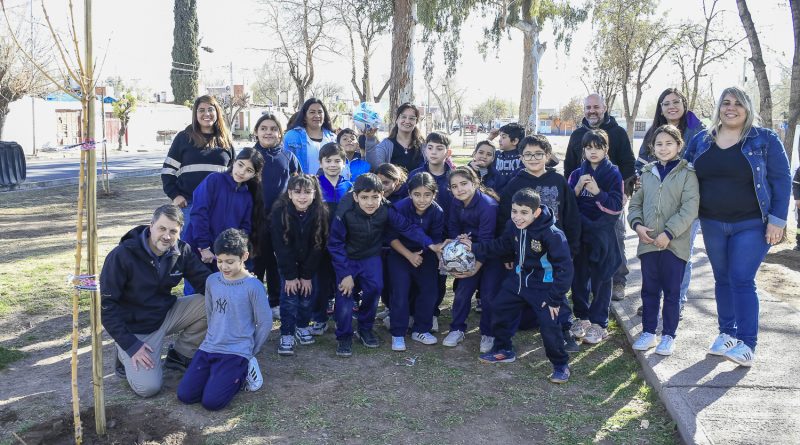 Guaymallén celebró el día del árbol con alumnos de cuarto grado de dos escuelas del departamento