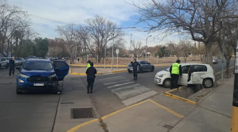 Dos autos protagonizaron un fuerte accidente en Ciudad