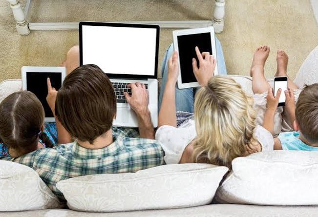 Las pantallas ya no son solo entretenimiento: muchas familias las necesitan para poder trabajar y cuidar a sus hijos