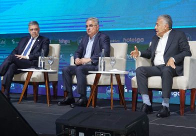 En Hotelga Summit 2026, Cornejo aseguró que “ampliar el turismo en Argentina requiere más vuelos internacionales que lleguen al interior”