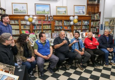 Músicos mendocinos se reunieron en la Biblioteca Almafuerte para apreciar una destacada colección de vinilos del folclore cuyano