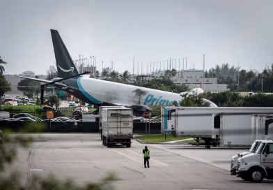 Un avión de carga de Amazon se despistó en el aeropuerto de Miami y murieron cinco personas