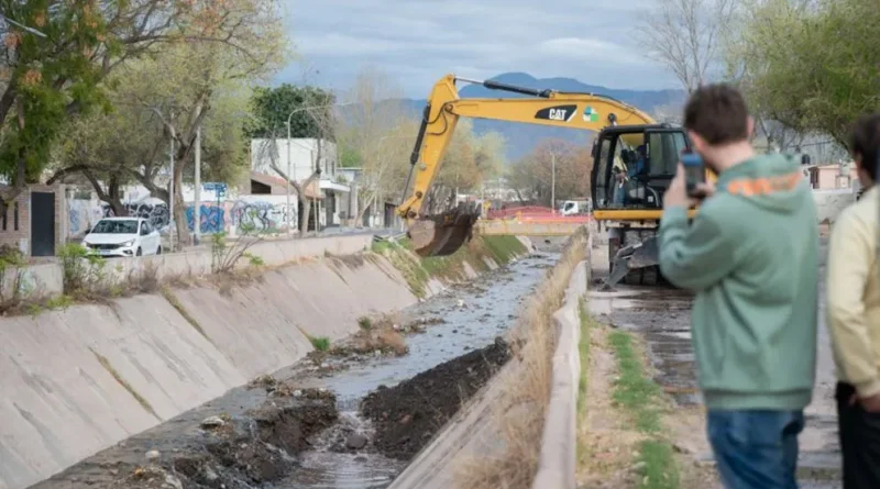 Iniciaron las tareas de limpieza del colector Los Ciruelos: prevén retirar 200 toneladas de basura