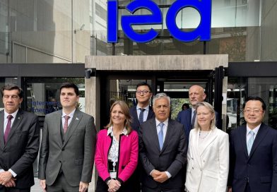 Argentina Week: Cornejo expuso en París el potencial de Mendoza en petróleo, minería y energía