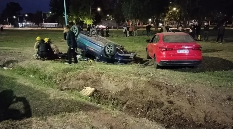 Vuelco en el Acceso Este: cuatro personas resultaron heridas tras un choque en Guaymallén
