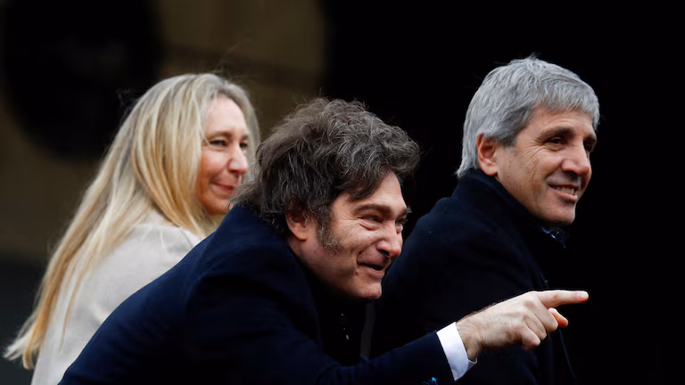 Luis Caputo pide acelerar los acuerdos con gobernadores, pero el ala política tiene otro timing